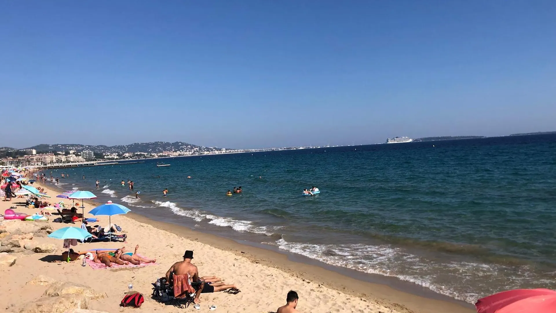 Cannes Terrace Beach Front & Sea View 0*,
