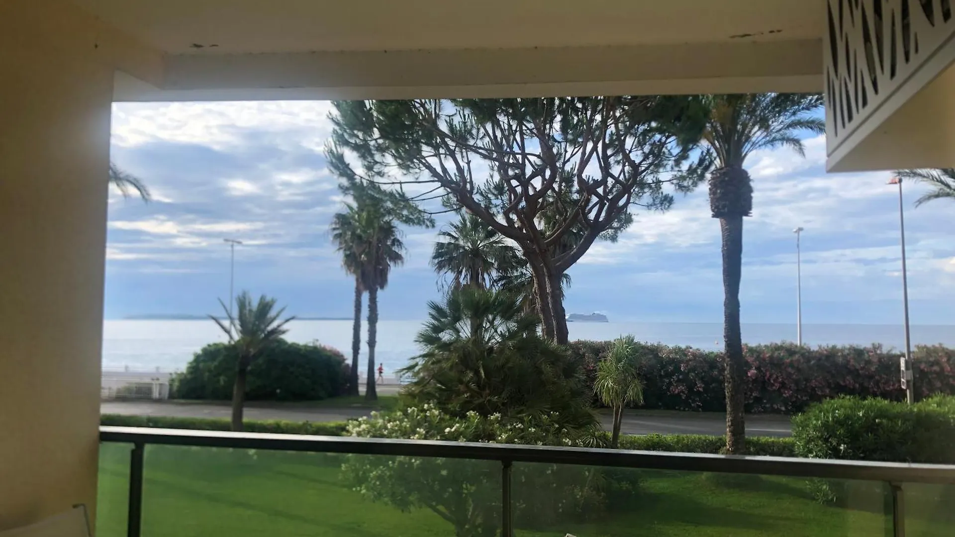 Cannes Terrace Beach Front & Sea View شقة